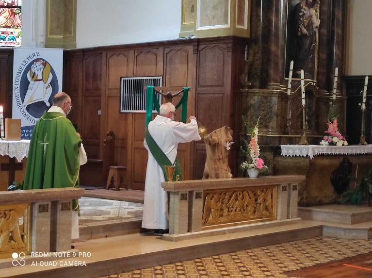 Le diacre encense l'Ambon