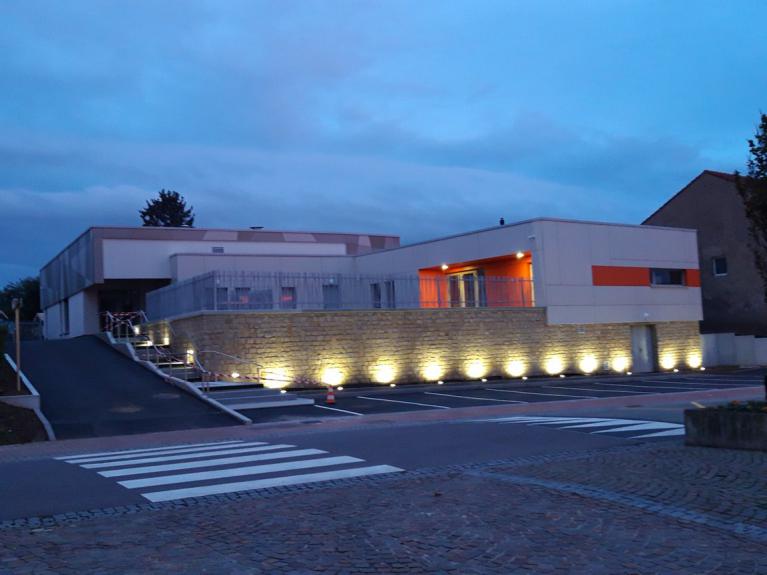 L'école et le nouveau foyer de nuit L'école et le nouveau foyer de nuit